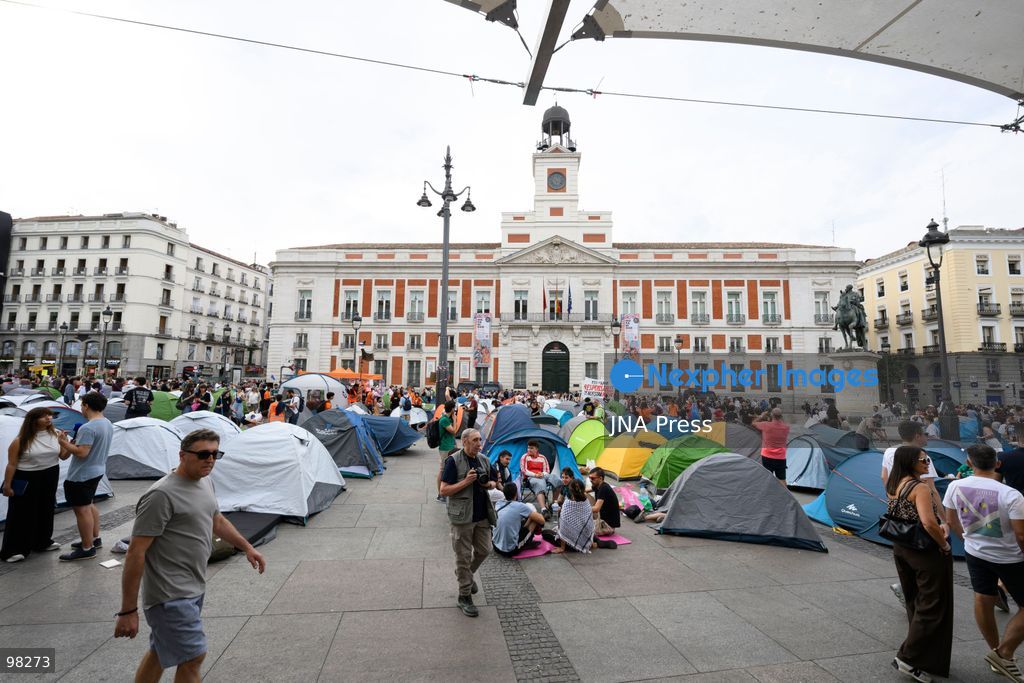 MADRID, SPAIN – SEPTEMBER 27, 2026: Hundreds of people are camping out at Puerta del Sol in central Madrid in support of Sindicato de Inquilinas. New people continue to arrive and set up camp at the site. Workshops, food and water distribution, and other activities are being organized at the encampment. Photo by Tomas Calle / JNA Press. (Photo by Tomas Calle/JNA Press via Nexpher Images)