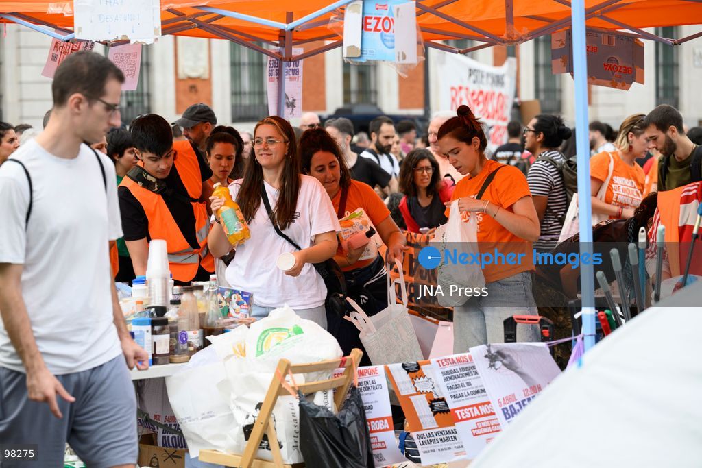 MADRID, SPAIN – SEPTEMBER 27, 2026: Hundreds of people are camping out at Puerta del Sol in central Madrid in support of Sindicato de Inquilinas. New people continue to arrive and set up camp at the site. Workshops, food and water distribution, and other activities are being organized at the encampment. Photo by Tomas Calle / JNA Press. (Photo by Tomas Calle/JNA Press via Nexpher Images)