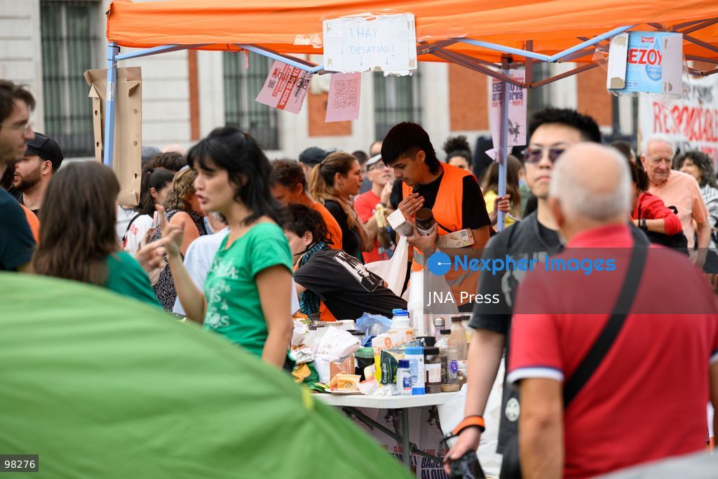 MADRID, SPAIN – SEPTEMBER 27, 2026: Hundreds of people are camping out at Puerta del Sol in central Madrid in support of Sindicato de Inquilinas. New people continue to arrive and set up camp at the site. Workshops, food and water distribution, and other activities are being organized at the encampment. Photo by Tomas Calle / JNA Press. (Photo by Tomas Calle/JNA Press via Nexpher Images)