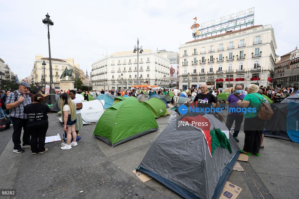 MADRID, SPAIN – SEPTEMBER 27, 2026: Hundreds of people are camping out at Puerta del Sol in central Madrid in support of Sindicato de Inquilinas. New people continue to arrive and set up camp at the site. Workshops, food and water distribution, and other activities are being organized at the encampment. Photo by Tomas Calle / JNA Press. (Photo by Tomas Calle/JNA Press via Nexpher Images)