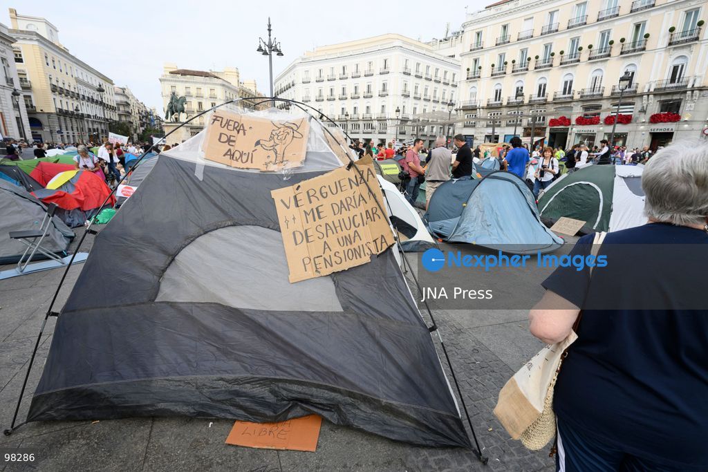 MADRID, SPAIN – SEPTEMBER 27, 2026: Hundreds of people are camping out at Puerta del Sol in central Madrid in support of Sindicato de Inquilinas. New people continue to arrive and set up camp at the site. Workshops, food and water distribution, and other activities are being organized at the encampment. Photo by Tomas Calle / JNA Press. (Photo by Tomas Calle/JNA Press via Nexpher Images)