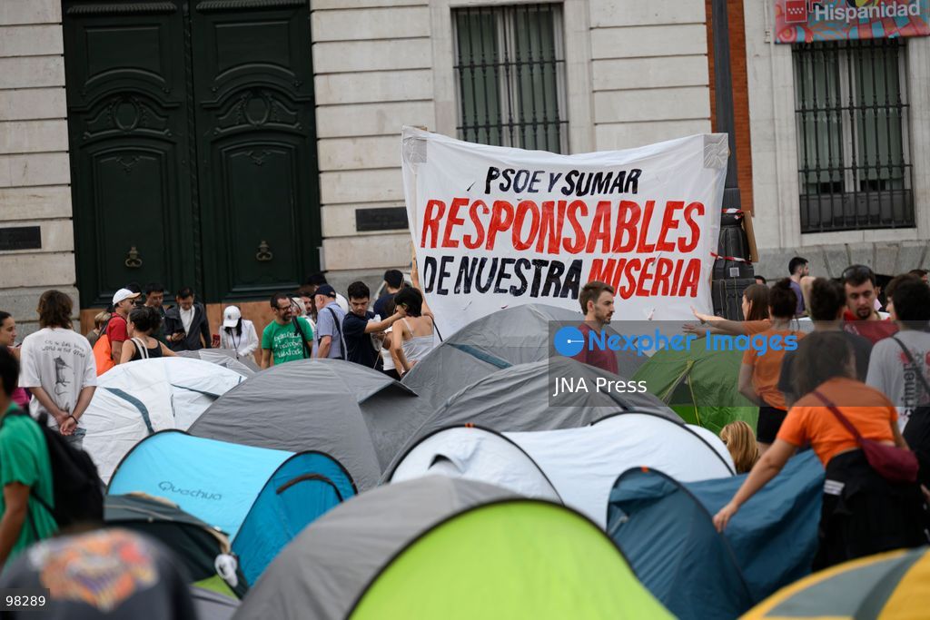 MADRID, SPAIN – SEPTEMBER 27, 2026: Hundreds of people are camping out at Puerta del Sol in central Madrid in support of Sindicato de Inquilinas. New people continue to arrive and set up camp at the site. Workshops, food and water distribution, and other activities are being organized at the encampment. Photo by Tomas Calle / JNA Press. (Photo by Tomas Calle/JNA Press via Nexpher Images)