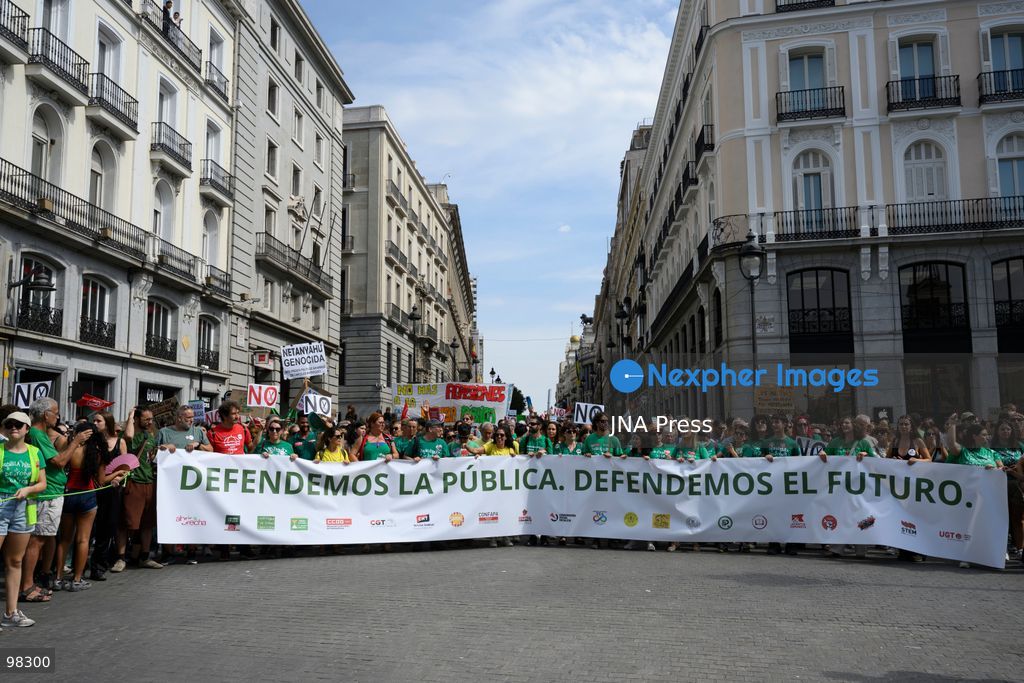 MADRID, SPAIN – SEPTEMBER 27, 2026: Thousands of people demonstrated in Madrid in support of public education. The demonstration ended at Puerta del Sol, where protesters joined the Sindicato de Inquilinas encampment. The march brought together people calling for quality public education as participants gathered in central Madrid. Photo by Tomas Calle / JNA Press. (Photo by Tomas Calle/JNA Press via Nexpher Images)