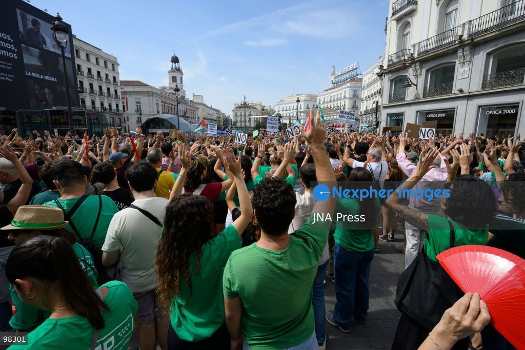 MADRID, SPAIN – SEPTEMBER 27, 2026: Thousands of people demonstrated in Madrid in support of public education. The demonstration ended at Puerta del Sol, where protesters joined the Sindicato de Inquilinas encampment. The march brought together people calling for quality public education as participants gathered in central Madrid. Photo by Tomas Calle / JNA Press. (Photo by Tomas Calle/JNA Press via Nexpher Images)