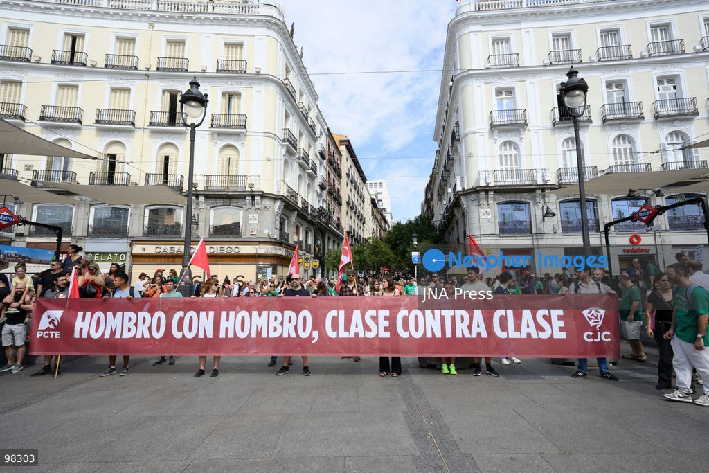 MADRID, SPAIN – SEPTEMBER 27, 2026: Thousands of people demonstrated in Madrid in support of public education. The demonstration ended at Puerta del Sol, where protesters joined the Sindicato de Inquilinas encampment. The march brought together people calling for quality public education as participants gathered in central Madrid. Photo by Tomas Calle / JNA Press. (Photo by Tomas Calle/JNA Press via Nexpher Images)