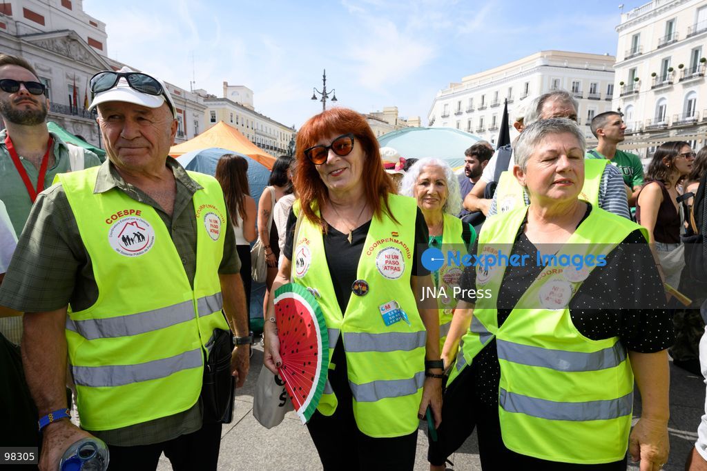 MADRID, SPAIN – SEPTEMBER 27, 2026: Thousands of people demonstrated in Madrid in support of public education. The demonstration ended at Puerta del Sol, where protesters joined the Sindicato de Inquilinas encampment. The march brought together people calling for quality public education as participants gathered in central Madrid. Photo by Tomas Calle / JNA Press. (Photo by Tomas Calle/JNA Press via Nexpher Images)