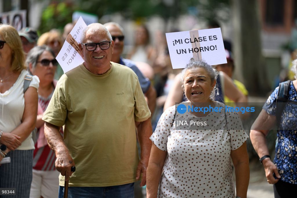 MADRID, SPAIN – SEPTEMBER 27, 2026: Thousands of people demonstrated in Madrid in support of public education. The demonstration ended at Puerta del Sol, where protesters joined the Sindicato de Inquilinas encampment. The march brought together people calling for quality public education as participants gathered in central Madrid. Photo by Tomas Calle / JNA Press. (Photo by Tomas Calle/JNA Press via Nexpher Images)