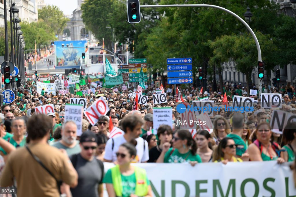 MADRID, SPAIN – SEPTEMBER 27, 2026: Thousands of people demonstrated in Madrid in support of public education. The demonstration ended at Puerta del Sol, where protesters joined the Sindicato de Inquilinas encampment. The march brought together people calling for quality public education as participants gathered in central Madrid. Photo by Tomas Calle / JNA Press. (Photo by Tomas Calle/JNA Press via Nexpher Images)