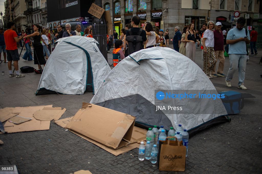 MADRID, SPAIN – SEPTEMBER 27, 2026: Second day of the encampment at Madrid's Puerta del Sol. Dozens of tents remain set up by housing activists who called for the occupation of the square following a massive demonstration through central Madrid—a response to the eviction of octogenarian Maricarmen from her home by a vulture fund. Photo by C. Carvajal / JNA Press. (Photo by C. Carvajal/JNA Press via Nexpher Images)