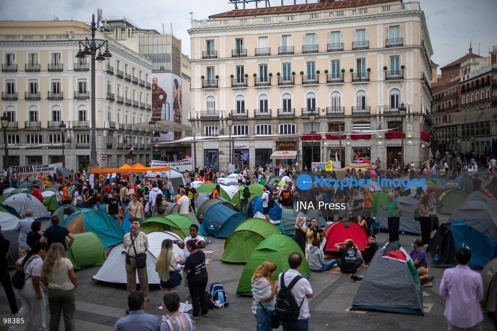 MADRID, SPAIN – SEPTEMBER 27, 2026: Second day of the encampment at Madrid's Puerta del Sol. Dozens of tents remain set up by housing activists who called for the occupation of the square following a massive demonstration through central Madrid—a response to the eviction of octogenarian Maricarmen from her home by a vulture fund. Photo by C. Carvajal / JNA Press. (Photo by C. Carvajal/JNA Press via Nexpher Images)