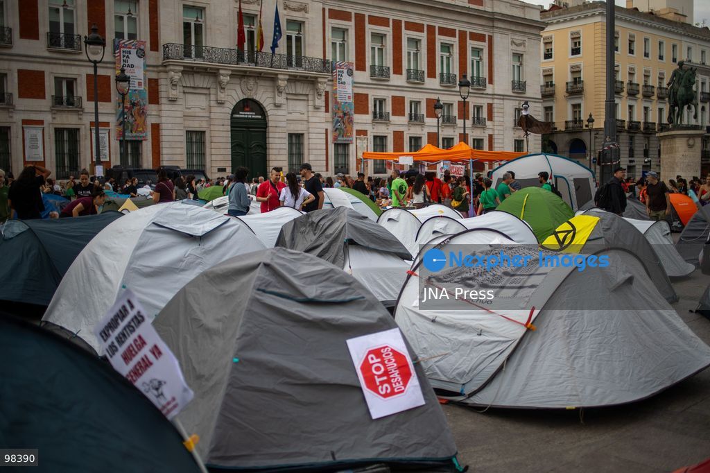 MADRID, SPAIN – SEPTEMBER 27, 2026: Second day of the encampment at Madrid's Puerta del Sol. Dozens of tents remain set up by housing activists who called for the occupation of the square following a massive demonstration through central Madrid—a response to the eviction of octogenarian Maricarmen from her home by a vulture fund. Photo by C. Carvajal / JNA Press. (Photo by C. Carvajal/JNA Press via Nexpher Images)