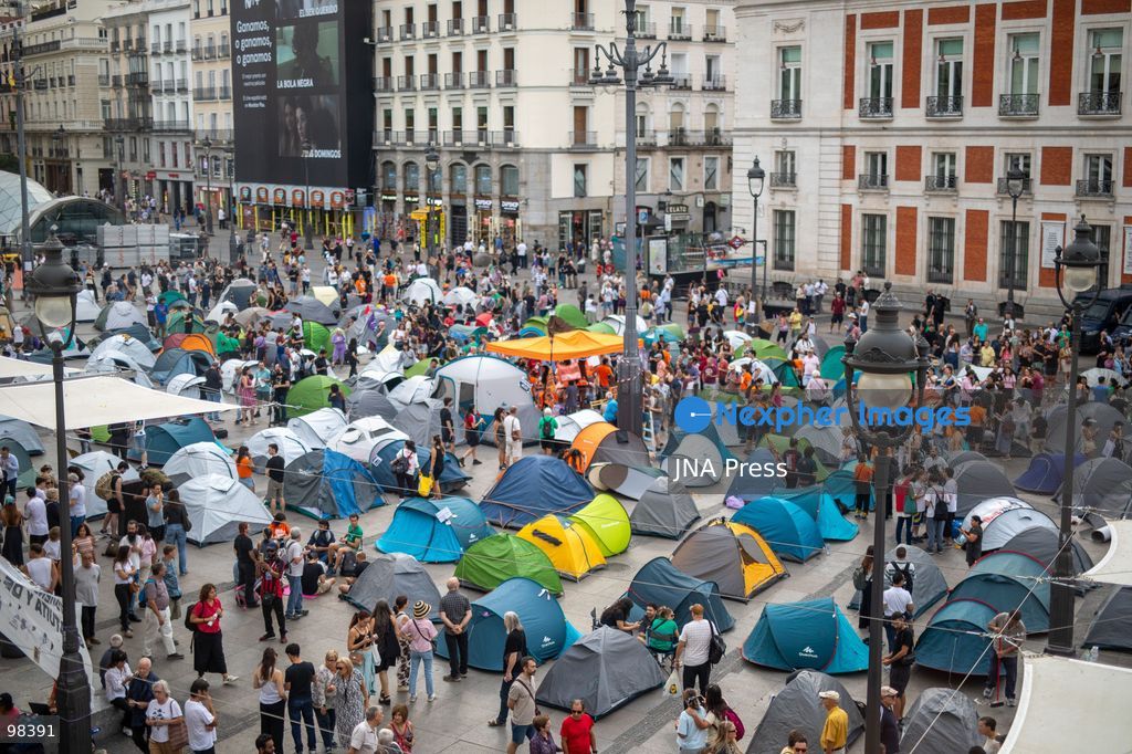 MADRID, SPAIN – SEPTEMBER 27, 2026: Second day of the encampment at Madrid's Puerta del Sol. Dozens of tents remain set up by housing activists who called for the occupation of the square following a massive demonstration through central Madrid—a response to the eviction of octogenarian Maricarmen from her home by a vulture fund. Photo by C. Carvajal / JNA Press. (Photo by C. Carvajal/JNA Press via Nexpher Images)