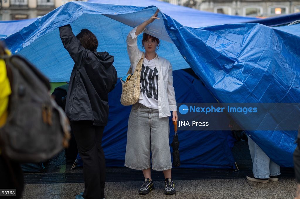 MADRID, SPAIN, SEPTEMBER 28, 2026: Housing rights protesters remain camped at Puerta del Sol as the demonstration enters its third day, following a mass protest over Madrid’s housing crisis and the eviction of 87-year-old Maricarmen Abascal. Hundreds of people have remained at the square in tents, demanding stronger tenant protections and measures against evictions without alternative housing. Photo by C. Carvajal / JNA Press. (Photo by C. Carvajal/JNA Press via Nexpher Images)