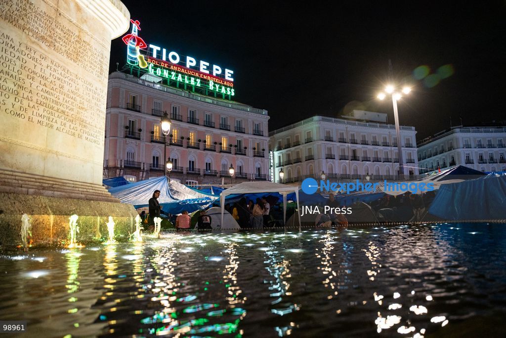 MADRID, SPAIN, SEPTEMBER 28, 2026: Housing rights protesters spend a third night camping at Puerta del Sol in central Madrid, continuing a protest against Spain’s housing crisis that followed the eviction of 87-year-old Maricarmen Abascal from the home where she had lived for decades. Hundreds of tents have been erected in the square as demonstrators demand stronger protections for tenants and measures to prevent evictions without alternative housing. Photo by Mario Moron/ JNA Press. (Photo by Mario Morón/JNA Press via Nexpher Images)