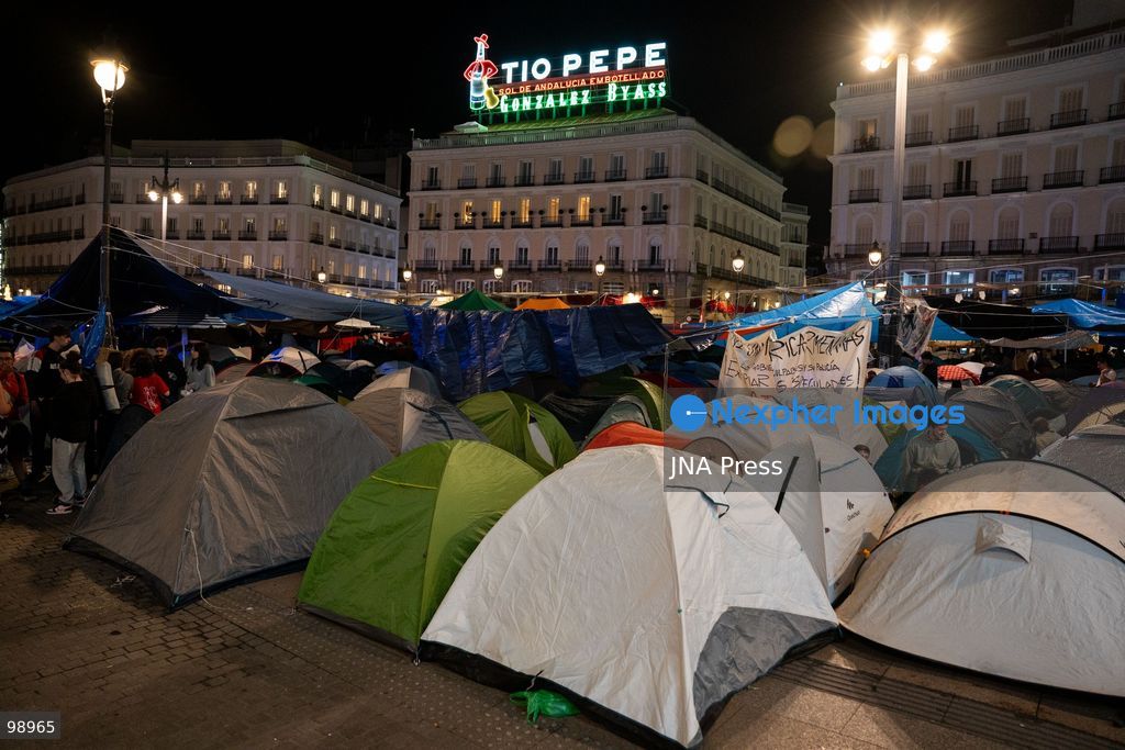 MADRID, SPAIN, SEPTEMBER 28, 2026: Housing rights protesters spend a third night camping at Puerta del Sol in central Madrid, continuing a protest against Spain’s housing crisis that followed the eviction of 87-year-old Maricarmen Abascal from the home where she had lived for decades. Hundreds of tents have been erected in the square as demonstrators demand stronger protections for tenants and measures to prevent evictions without alternative housing. Photo by Mario Moron/ JNA Press. (Photo by Mario Morón/JNA Press via Nexpher Images)