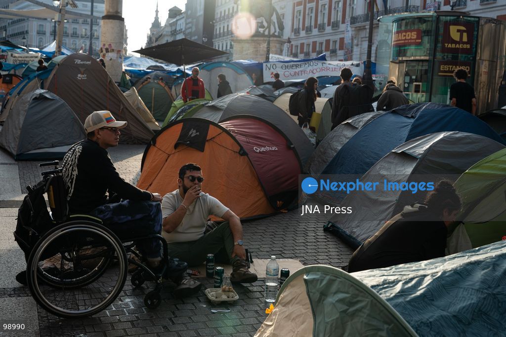 MADRID, SPAIN, SEPTEMBER 29, 2026: Housing rights protesters remain camped at Puerta del Sol as the encampment enters its fourth day in central Madrid. The protest began following demonstrations over Spain’s housing crisis and the eviction of 87-year-old Maricarmen Abascal, whose case became a focus of calls for stronger tenant protections. Although an agreement has since been reached allowing Abascal to return to her longtime home, organizers said the encampment will continue as protesters demand broader measures against evictions and rising housing costs. Photo by Mario Moron/ JNA Press. (Photo by Mario Morón/JNA Press via Nexpher Images)