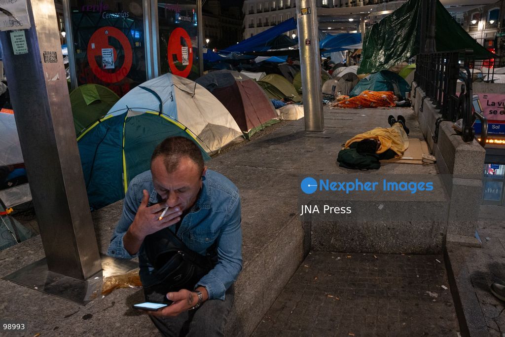 MADRID, SPAIN, SEPTEMBER 29, 2026: Housing rights protesters remain camped at Puerta del Sol as the encampment enters its fourth day in central Madrid. The protest began following demonstrations over Spain’s housing crisis and the eviction of 87-year-old Maricarmen Abascal, whose case became a focus of calls for stronger tenant protections. Although an agreement has since been reached allowing Abascal to return to her longtime home, organizers said the encampment will continue as protesters demand broader measures against evictions and rising housing costs. Photo by Mario Moron/ JNA Press. (Photo by Mario Morón/JNA Press via Nexpher Images)