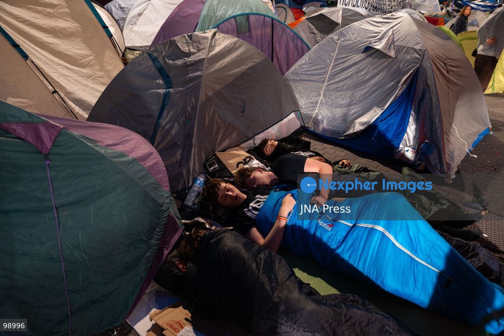 MADRID, SPAIN, SEPTEMBER 29, 2026: Housing rights protesters remain camped at Puerta del Sol as the encampment enters its fourth day in central Madrid. The protest began following demonstrations over Spain’s housing crisis and the eviction of 87-year-old Maricarmen Abascal, whose case became a focus of calls for stronger tenant protections. Although an agreement has since been reached allowing Abascal to return to her longtime home, organizers said the encampment will continue as protesters demand broader measures against evictions and rising housing costs. Photo by Mario Moron/ JNA Press. (Photo by Mario Morón/JNA Press via Nexpher Images)