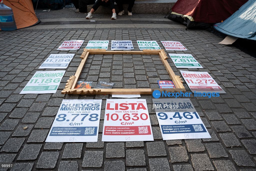 MADRID, SPAIN, SEPTEMBER 29, 2026: Housing rights protesters remain camped at Puerta del Sol as the encampment enters its fourth day in central Madrid. The protest began following demonstrations over Spain’s housing crisis and the eviction of 87-year-old Maricarmen Abascal, whose case became a focus of calls for stronger tenant protections. Although an agreement has since been reached allowing Abascal to return to her longtime home, organizers said the encampment will continue as protesters demand broader measures against evictions and rising housing costs. Photo by Mario Moron/ JNA Press. (Photo by Mario Morón/JNA Press via Nexpher Images)