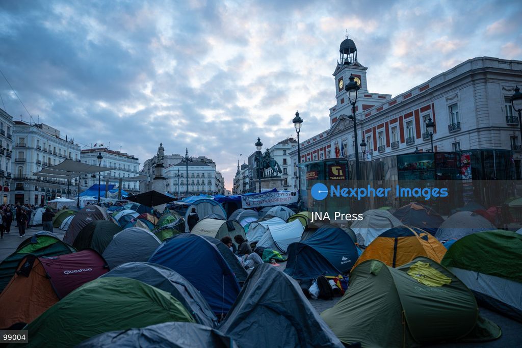 MADRID, SPAIN, SEPTEMBER 29, 2026: Housing rights protesters remain camped at Puerta del Sol as the encampment enters its fourth day in central Madrid. The protest began following demonstrations over Spain’s housing crisis and the eviction of 87-year-old Maricarmen Abascal, whose case became a focus of calls for stronger tenant protections. Although an agreement has since been reached allowing Abascal to return to her longtime home, organizers said the encampment will continue as protesters demand broader measures against evictions and rising housing costs. Photo by Mario Moron/ JNA Press. (Photo by Mario Morón/JNA Press via Nexpher Images)