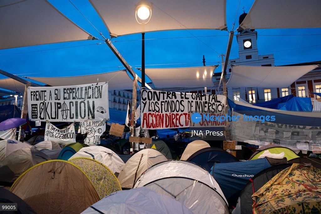 MADRID, SPAIN, SEPTEMBER 29, 2026: Housing rights protesters remain camped at Puerta del Sol as the encampment enters its fourth day in central Madrid. The protest began following demonstrations over Spain’s housing crisis and the eviction of 87-year-old Maricarmen Abascal, whose case became a focus of calls for stronger tenant protections. Although an agreement has since been reached allowing Abascal to return to her longtime home, organizers said the encampment will continue as protesters demand broader measures against evictions and rising housing costs. Photo by Mario Moron/ JNA Press. (Photo by Mario MorÃ³n/JNA Press via Nexpher Images)