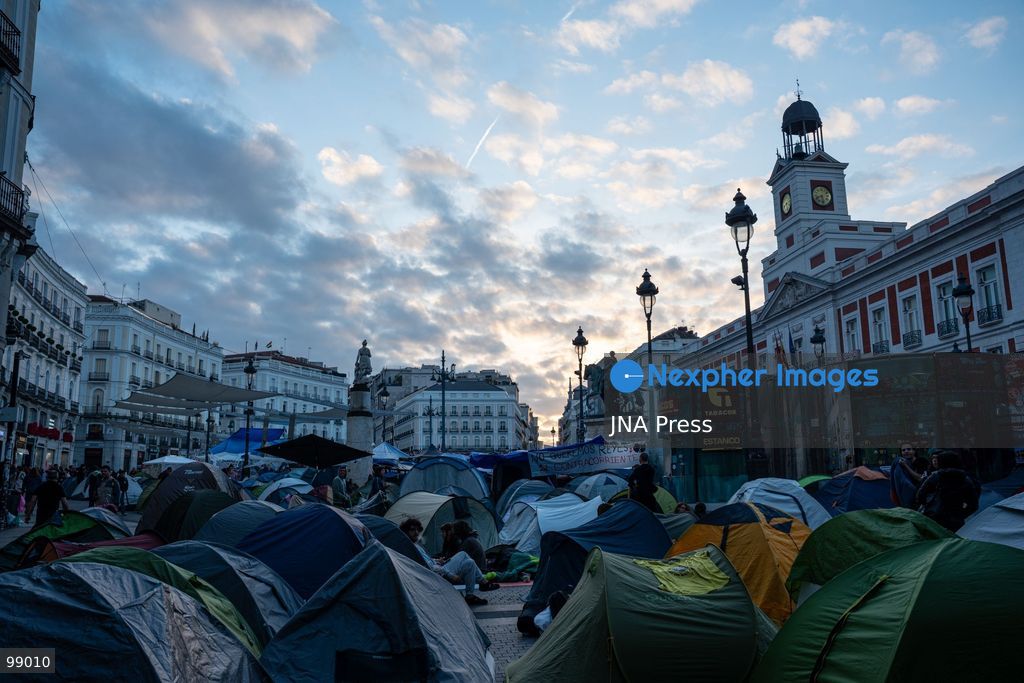 MADRID, SPAIN, SEPTEMBER 29, 2026: Housing rights protesters remain camped at Puerta del Sol as the encampment enters its fourth day in central Madrid. The protest began following demonstrations over Spain’s housing crisis and the eviction of 87-year-old Maricarmen Abascal, whose case became a focus of calls for stronger tenant protections. Although an agreement has since been reached allowing Abascal to return to her longtime home, organizers said the encampment will continue as protesters demand broader measures against evictions and rising housing costs. Photo by Mario Moron/ JNA Press. (Photo by Mario Morón/JNA Press via Nexpher Images)