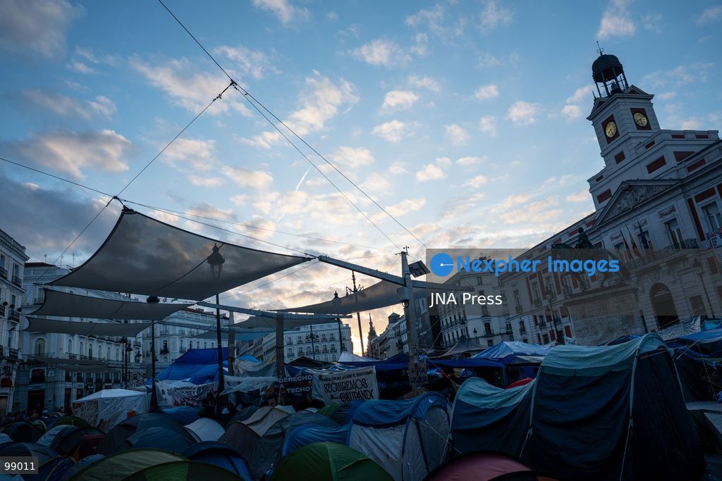 MADRID, SPAIN, SEPTEMBER 29, 2026: Housing rights protesters remain camped at Puerta del Sol as the encampment enters its fourth day in central Madrid. The protest began following demonstrations over Spain’s housing crisis and the eviction of 87-year-old Maricarmen Abascal, whose case became a focus of calls for stronger tenant protections. Although an agreement has since been reached allowing Abascal to return to her longtime home, organizers said the encampment will continue as protesters demand broader measures against evictions and rising housing costs. Photo by Mario Moron/ JNA Press. (Photo by Mario Morón/JNA Press via Nexpher Images)