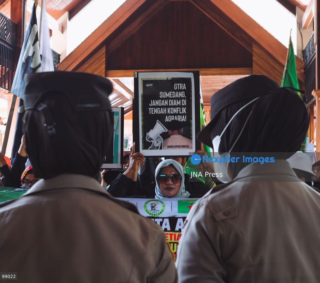 SUMEDANG, WEST JAVA, INDONESIA, SEPTEMBER 29, 2026: Residents from villages around Mount Tampomas, joined by students and civil society groups, take part in a protest in Sumedang, West Java, raising concerns over geothermal development and ongoing agrarian disputes. Demonstrators from communities including Cinangerang, Cimarias, Mekarahayu, Margalaksana and Tampomas called for agrarian reform and alleged that geothermal activities were damaging local soil and affecting their livelihoods. Representatives of the communities also met with government officials on the same day to discuss their demands, with authorities pledging to address agrarian reform issues, according to the organizers. Photo by Razan Jayaputra Partadinata / JNA Press. (Photo by Razan Jayaputra Partadinata/JNA Press via Nexpher Images)