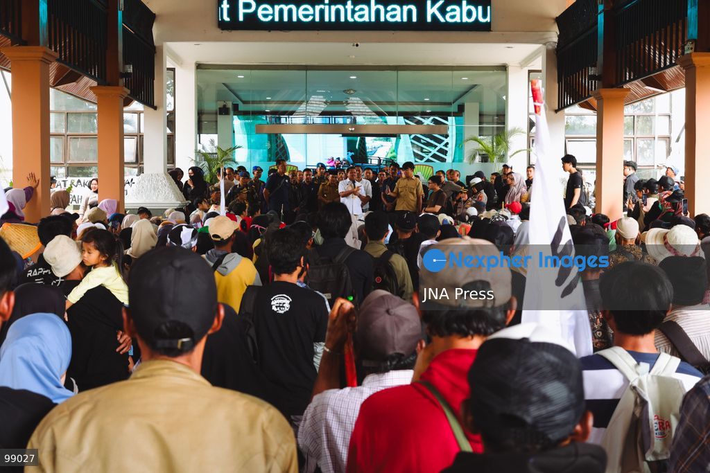 SUMEDANG, WEST JAVA, INDONESIA, SEPTEMBER 29, 2026: Residents from villages around Mount Tampomas, joined by students and civil society groups, take part in a protest in Sumedang, West Java, raising concerns over geothermal development and ongoing agrarian disputes. Demonstrators from communities including Cinangerang, Cimarias, Mekarahayu, Margalaksana and Tampomas called for agrarian reform and alleged that geothermal activities were damaging local soil and affecting their livelihoods. Representatives of the communities also met with government officials on the same day to discuss their demands, with authorities pledging to address agrarian reform issues, according to the organizers. Photo by Razan Jayaputra Partadinata / JNA Press. (Photo by Razan Jayaputra Partadinata/JNA Press via Nexpher Images)