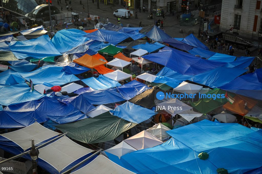 MADRID, SPAIN, SEPTEMBER 29, 2026: Housing rights activists continue their encampment at Puerta del Sol in central Madrid for a fourth day, with hundreds of tents occupying the square. The protest began following demonstrations over Spain’s housing crisis and the eviction of 87-year-old Maricarmen Abascal from the home where she had lived for more than seven decades. Although an agreement has since been reached allowing Abascal to return to her home, organizers said the encampment will continue as protesters demand broader measures against evictions and rising housing costs. Photo by C. Carvajal / JNA Press. (Photo by C. Carvajal/JNA Press via Nexpher Images)