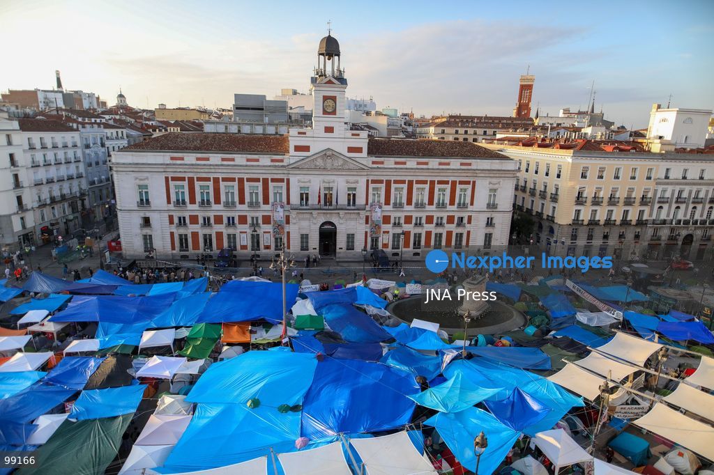 MADRID, SPAIN, SEPTEMBER 29, 2026: Housing rights activists continue their encampment at Puerta del Sol in central Madrid for a fourth day, with hundreds of tents occupying the square. The protest began following demonstrations over Spain’s housing crisis and the eviction of 87-year-old Maricarmen Abascal from the home where she had lived for more than seven decades. Although an agreement has since been reached allowing Abascal to return to her home, organizers said the encampment will continue as protesters demand broader measures against evictions and rising housing costs. Photo by C. Carvajal / JNA Press. (Photo by C. Carvajal/JNA Press via Nexpher Images)