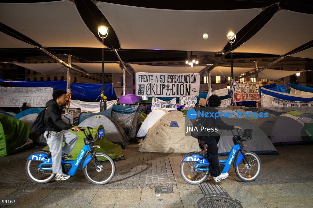 MADRID, SPAIN, SEPTEMBER 29, 2026: Housing rights activists continue their encampment at Puerta del Sol in central Madrid for a fourth day, with hundreds of tents occupying the square. The protest began following demonstrations over Spain’s housing crisis and the eviction of 87-year-old Maricarmen Abascal from the home where she had lived for more than seven decades. Although an agreement has since been reached allowing Abascal to return to her home, organizers said the encampment will continue as protesters demand broader measures against evictions and rising housing costs. Photo by C. Carvajal / JNA Press. (Photo by C. Carvajal/JNA Press via Nexpher Images)