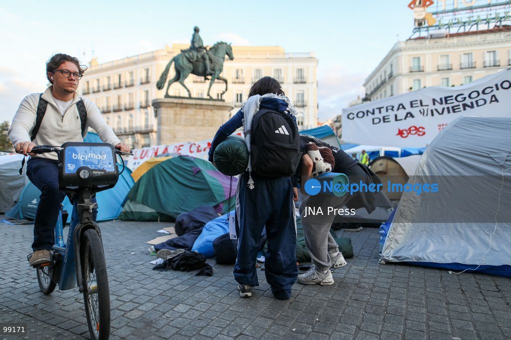 MADRID, SPAIN, SEPTEMBER 29, 2026: Housing rights activists continue their encampment at Puerta del Sol in central Madrid for a fourth day, with hundreds of tents occupying the square. The protest began following demonstrations over Spain’s housing crisis and the eviction of 87-year-old Maricarmen Abascal from the home where she had lived for more than seven decades. Although an agreement has since been reached allowing Abascal to return to her home, organizers said the encampment will continue as protesters demand broader measures against evictions and rising housing costs. Photo by C. Carvajal / JNA Press. (Photo by C. Carvajal/JNA Press via Nexpher Images)