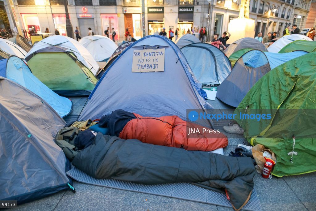 MADRID, SPAIN, SEPTEMBER 29, 2026: Housing rights activists continue their encampment at Puerta del Sol in central Madrid for a fourth day, with hundreds of tents occupying the square. The protest began following demonstrations over Spain’s housing crisis and the eviction of 87-year-old Maricarmen Abascal from the home where she had lived for more than seven decades. Although an agreement has since been reached allowing Abascal to return to her home, organizers said the encampment will continue as protesters demand broader measures against evictions and rising housing costs. Photo by C. Carvajal / JNA Press. (Photo by C. Carvajal/JNA Press via Nexpher Images)
