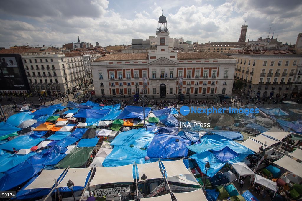 MADRID, SPAIN, SEPTEMBER 29, 2026: Housing rights activists continue their encampment at Puerta del Sol in central Madrid for a fourth day, with hundreds of tents occupying the square. The protest began following demonstrations over Spain’s housing crisis and the eviction of 87-year-old Maricarmen Abascal from the home where she had lived for more than seven decades. Although an agreement has since been reached allowing Abascal to return to her home, organizers said the encampment will continue as protesters demand broader measures against evictions and rising housing costs. Photo by C. Carvajal / JNA Press. (Photo by C. Carvajal/JNA Press via Nexpher Images)