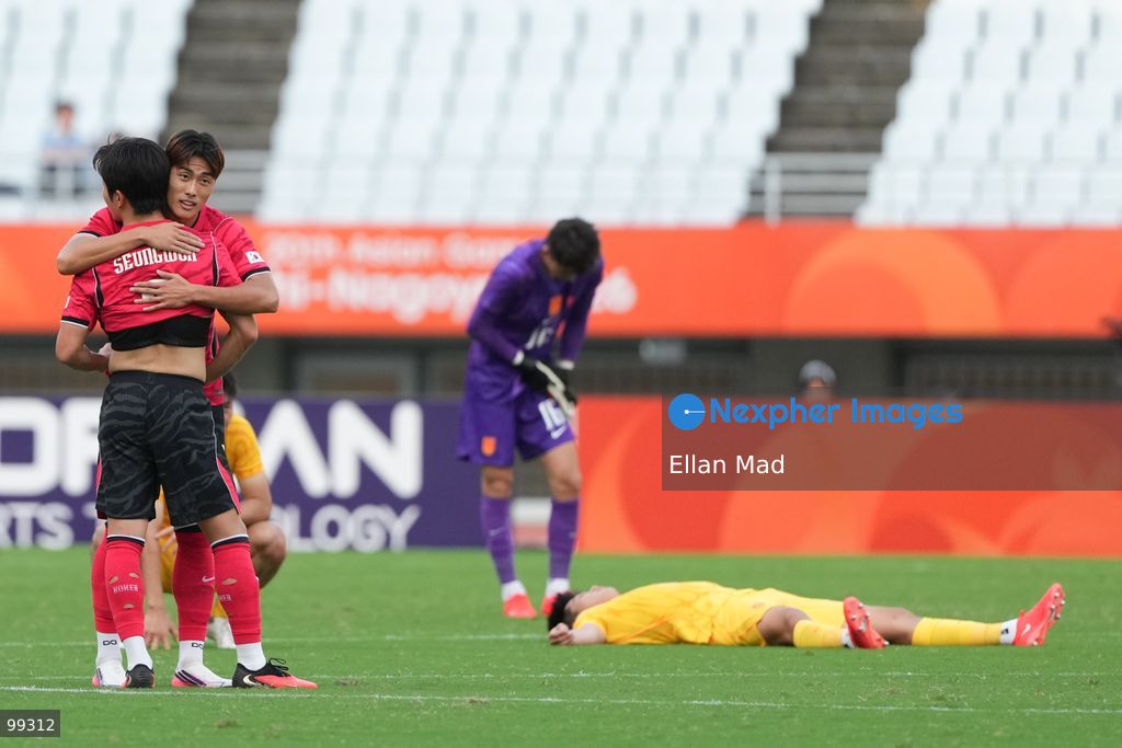 South Korean footballers hugging during a football match between South Korea and China at the 2026 asia games on September 30, 2026 in Nagai Stadium, Osaka, Japan (Photo by Ellan Mad/Nexpher Images)