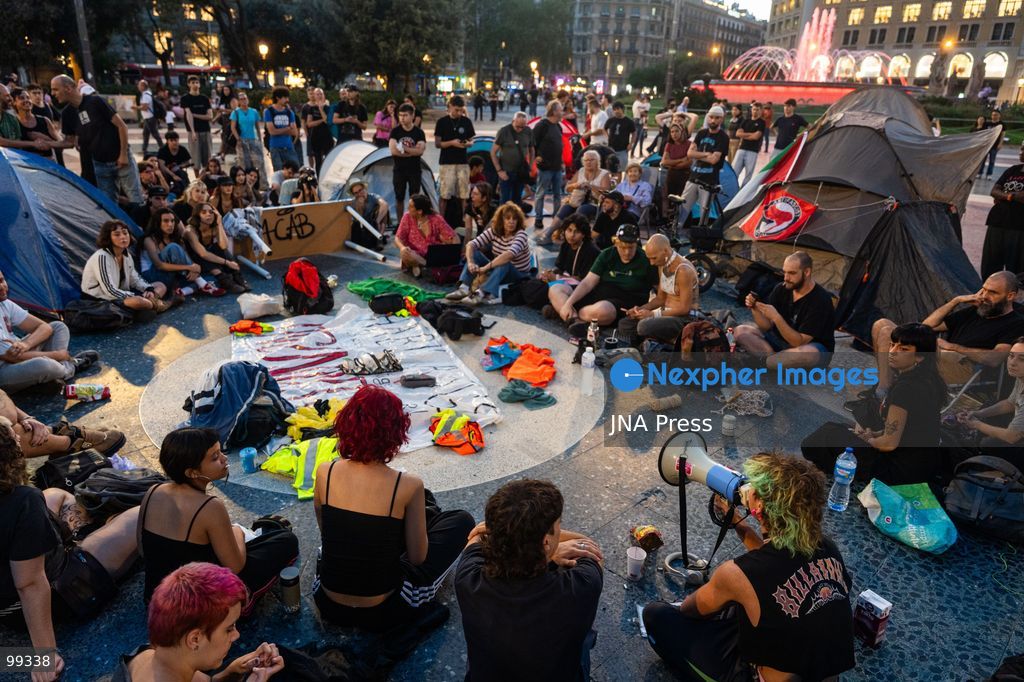 BARCELONA, SPAIN, SEPTEMBER 29, 2026: Housing activists set up tents during a protest encampment at Placa de Catalunya in central Barcelona. Around 100 people and approximately 20 tents gathered in the square to demand affordable housing and stronger protections against evictions and housing insecurity. The action was held in solidarity with Madrid resident Maricarmen Abascal, whose recent eviction sparked housing protests and an ongoing encampment at Puerta del Sol in Madrid. Photo by Marc Asensio Clupes / JNA Press. (Photo by Marc Asensio Clupes/JNA Press via Nexpher Images)