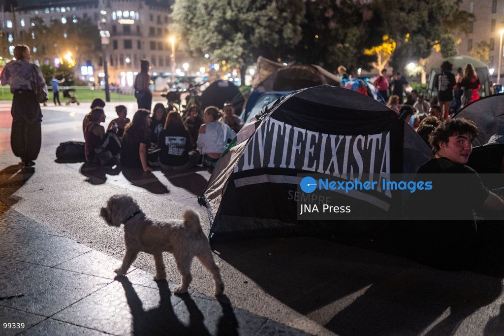 BARCELONA, SPAIN, SEPTEMBER 29, 2026: Housing activists set up tents during a protest encampment at Placa de Catalunya in central Barcelona. Around 100 people and approximately 20 tents gathered in the square to demand affordable housing and stronger protections against evictions and housing insecurity. The action was held in solidarity with Madrid resident Maricarmen Abascal, whose recent eviction sparked housing protests and an ongoing encampment at Puerta del Sol in Madrid. Photo by Marc Asensio Clupes / JNA Press. (Photo by Marc Asensio Clupes/JNA Press via Nexpher Images)