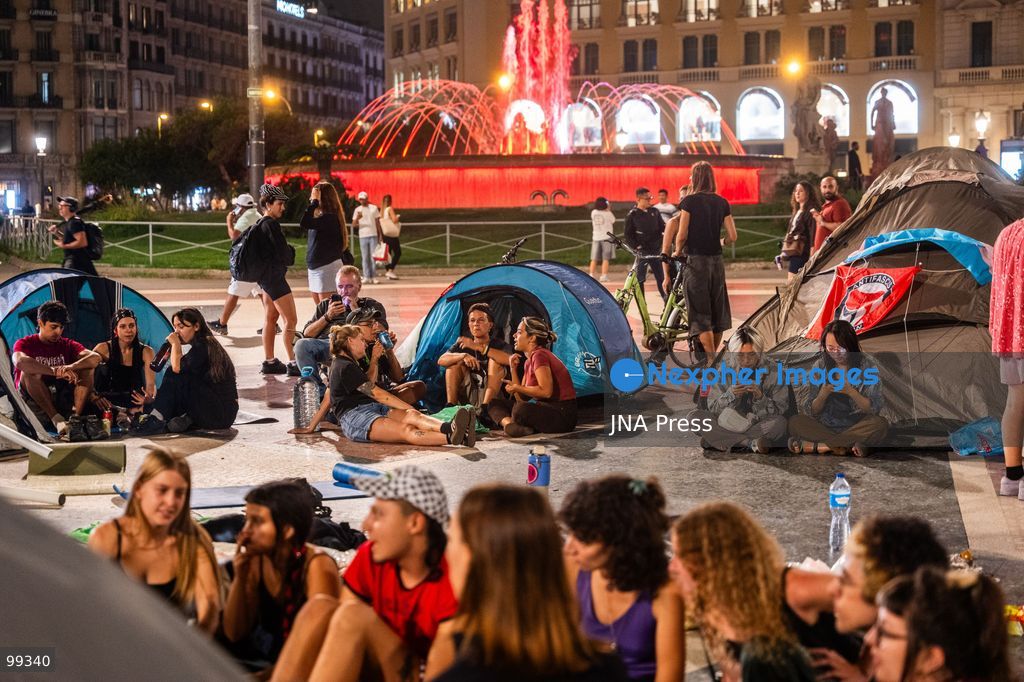 BARCELONA, SPAIN, SEPTEMBER 29, 2026: Housing activists set up tents during a protest encampment at Placa de Catalunya in central Barcelona. Around 100 people and approximately 20 tents gathered in the square to demand affordable housing and stronger protections against evictions and housing insecurity. The action was held in solidarity with Madrid resident Maricarmen Abascal, whose recent eviction sparked housing protests and an ongoing encampment at Puerta del Sol in Madrid. Photo by Marc Asensio Clupes / JNA Press. (Photo by Marc Asensio Clupes/JNA Press via Nexpher Images)