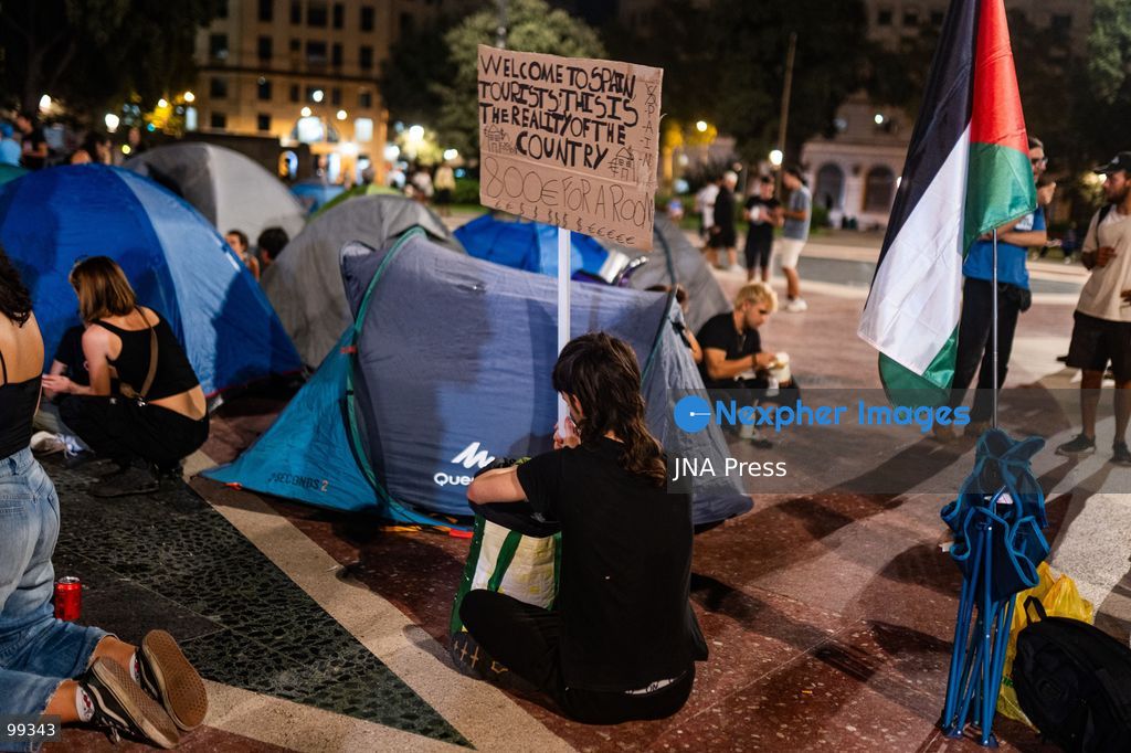 BARCELONA, SPAIN, SEPTEMBER 29, 2026: Housing activists set up tents during a protest encampment at Placa de Catalunya in central Barcelona. Around 100 people and approximately 20 tents gathered in the square to demand affordable housing and stronger protections against evictions and housing insecurity. The action was held in solidarity with Madrid resident Maricarmen Abascal, whose recent eviction sparked housing protests and an ongoing encampment at Puerta del Sol in Madrid. Photo by Marc Asensio Clupes / JNA Press. (Photo by Marc Asensio Clupes/JNA Press via Nexpher Images)