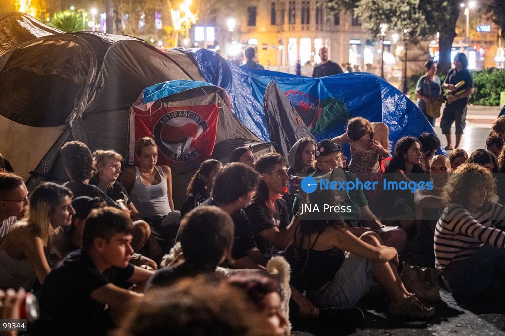 BARCELONA, SPAIN, SEPTEMBER 29, 2026: Housing activists set up tents during a protest encampment at Placa de Catalunya in central Barcelona. Around 100 people and approximately 20 tents gathered in the square to demand affordable housing and stronger protections against evictions and housing insecurity. The action was held in solidarity with Madrid resident Maricarmen Abascal, whose recent eviction sparked housing protests and an ongoing encampment at Puerta del Sol in Madrid. Photo by Marc Asensio Clupes / JNA Press. (Photo by Marc Asensio Clupes/JNA Press via Nexpher Images)