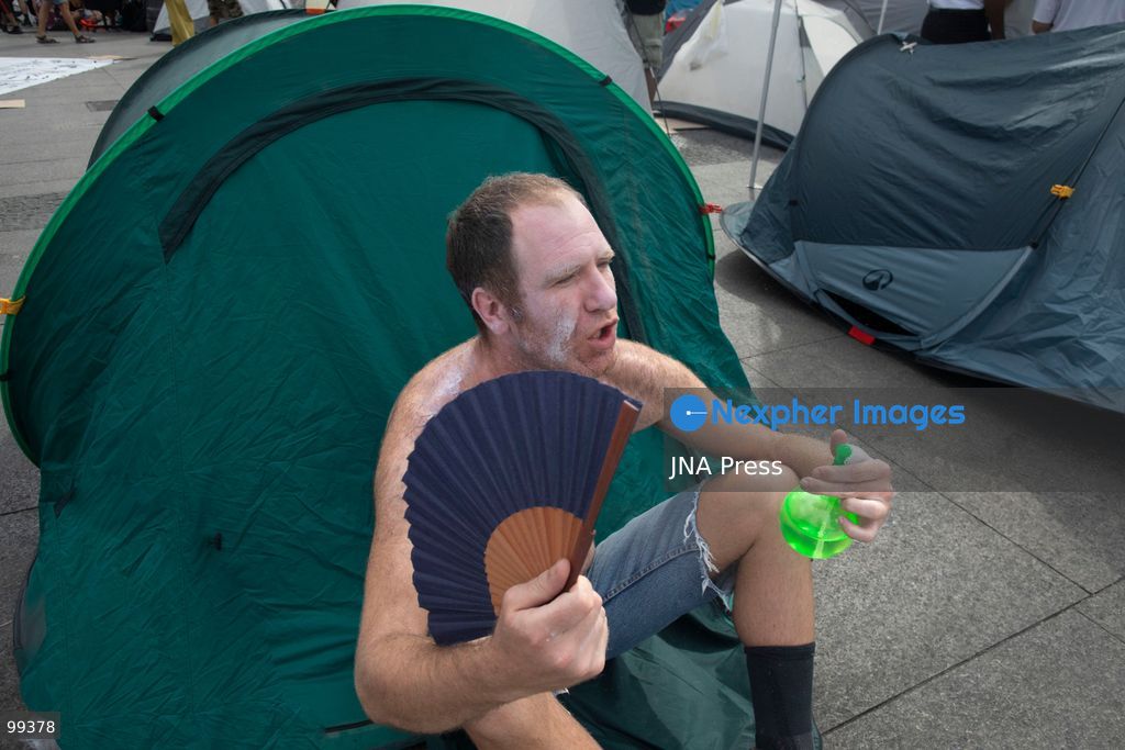 MADRID, SPAIN, SEPTEMBER 30, 2026: Housing activists continue their encampment at Puerta del Sol following a mass demonstration against Madrid's housing crisis. Participants have drawn comparisons between the current protest movement, referred to by activists as "26-S," and the 15-M Indignados movement that occupied the square 15 years earlier. Organizers, however, say the current mobilization has different political and organizational goals and remains focused on demands for affordable housing and stronger protections against evictions. (Photo by Edu Leon/JNA Press via Nexpher Images)