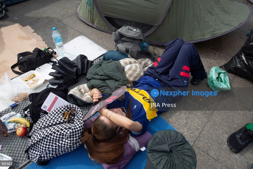 MADRID, SPAIN, SEPTEMBER 30, 2026: Housing activists continue their encampment at Puerta del Sol following a mass demonstration against Madrid's housing crisis. Participants have drawn comparisons between the current protest movement, referred to by activists as "26-S," and the 15-M Indignados movement that occupied the square 15 years earlier. Organizers, however, say the current mobilization has different political and organizational goals and remains focused on demands for affordable housing and stronger protections against evictions. (Photo by Edu Leon/JNA Press via Nexpher Images)