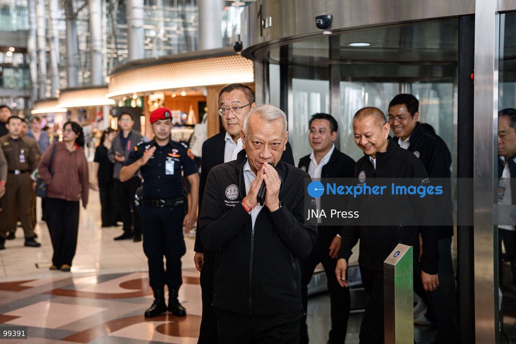 SAMUT PRAKAN, THAILAND, SEPTEMBER 30, 2026: Deputy Prime Minister and Transport Minister Phiphat Ratchakitprakarn visits Suvarnabhumi Airport to inspect efforts to clear a major backlog of delayed baggage following days of disruption to ground-handling operations. Heavy rain and flooding prevented some ground staff from reaching work, contributing to delays that left thousands of bags awaiting processing and return to passengers. Thai Airways deployed additional personnel and resources as authorities and the airline worked to restore normal operations. Photo by Watsawat Koktabtim / JNA Press. (Photo by Watsawat Koktabtim/JNA Press via Nexpher Images)