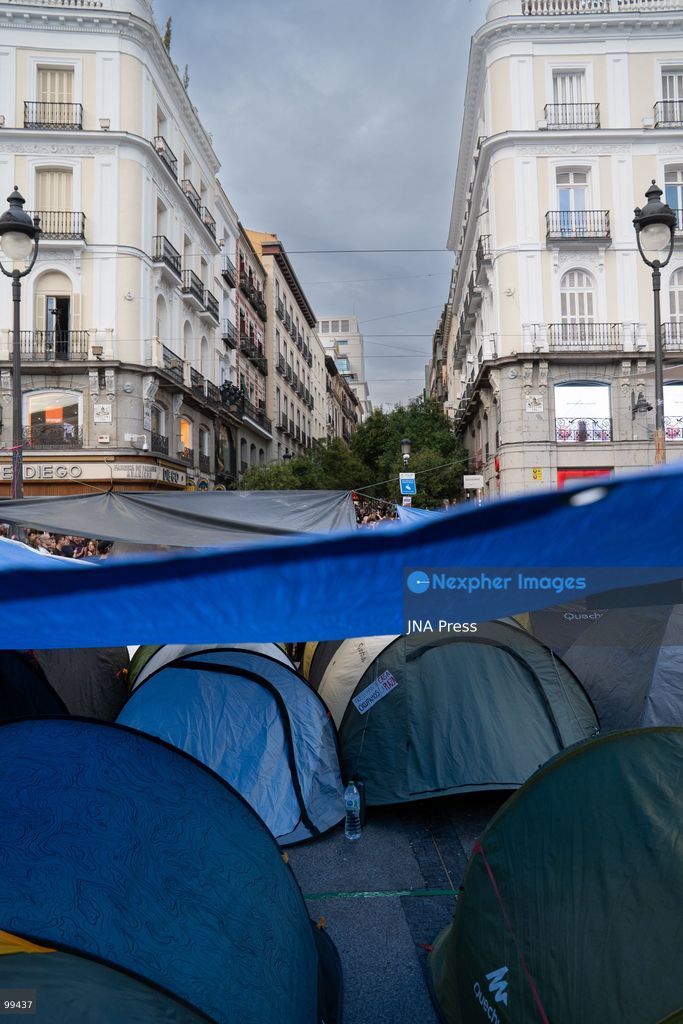 MADRID, SPAIN, SEPTEMBER 29, 2026: Hundreds of housing protesters gather at the Puerta del Sol encampment after organizers warned that far-right groups were threatening to confront activists and attempt to remove the camp. Protesters mobilized to protect the encampment as tensions increased around the square, where activists have been demanding stronger measures against evictions and Spain's housing crisis. The regional government of Madrid gave the central government 48 hours to dismantle the camp and said it would pursue legal action if the demand was not met. Photo by Victor Sanjuan / JNA Press. (Photo by Victor Sanjuan Cardeña/JNA Press via Nexpher Images)