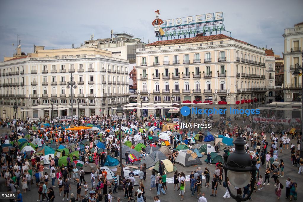 TOP PICS - MADRID, SPAIN – SEPTEMBER 27, 2026: The housing rights encampment continued for a second day at Puerta del Sol in Madrid, where dozens of tents remained set up by housing activists. The encampment followed a large demonstration through central Madrid in response to the eviction of octogenarian Maricarmen from her home by a vulture fund. Activists called for the occupation of the square as part of their housing rights campaign. The tents remained in place at Puerta del Sol as participants continued their protest. Photo by C. Carvajal / JNA Press. (Photo by C. Carvajal/JNA Press via Nexpher Images)