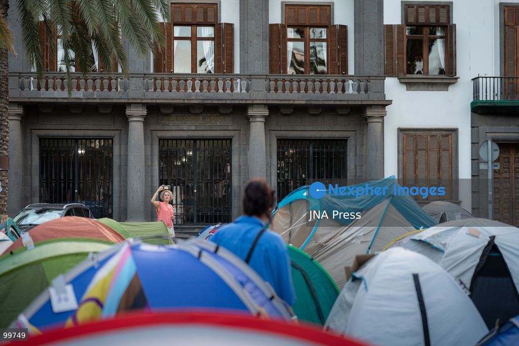 LAS PALMAS DE GRAN CANARIA, SPAIN, SEPTEMBER 30, 2026: Around 100 housing activists take part in a protest camp outside the Government Delegation in Las Palmas de Gran Canaria, calling for affordable housing and measures to address housing insecurity. The action forms part of a wider wave of housing protests and encampments across Spain following demonstrations sparked by the eviction of Madrid resident Maricarmen Abascal. Photo by Alex Basha / JNA Press. (Photo by Alex Basha/JNA Press via Nexpher Images)