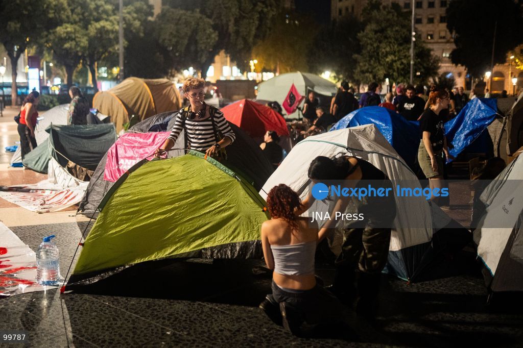 BARCELONA, SPAIN, SEPTEMBER 30, 2026: Housing activists gather for a second consecutive night at a protest encampment in Placa de Catalunya in central Barcelona, setting up tents and displaying placards calling for housing reform and stronger protections against evictions. Protesters continued to demand measures promoted by housing groups under the name “Decreto Maricarmen,” as the encampment remained in place following the Spanish government’s approval of new housing measures. Photo by Marc Asensio/ JNA Press (Photo by Marc Asensio Clupes/JNA Press via Nexpher Images)