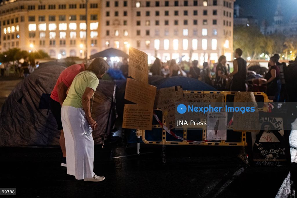 BARCELONA, SPAIN, SEPTEMBER 30, 2026: Housing activists gather for a second consecutive night at a protest encampment in Placa de Catalunya in central Barcelona, setting up tents and displaying placards calling for housing reform and stronger protections against evictions. Protesters continued to demand measures promoted by housing groups under the name “Decreto Maricarmen,” as the encampment remained in place following the Spanish government’s approval of new housing measures.  Photo by Marc Asensio/ JNA Press (Photo by Marc Asensio Clupes/JNA Press via Nexpher Images)