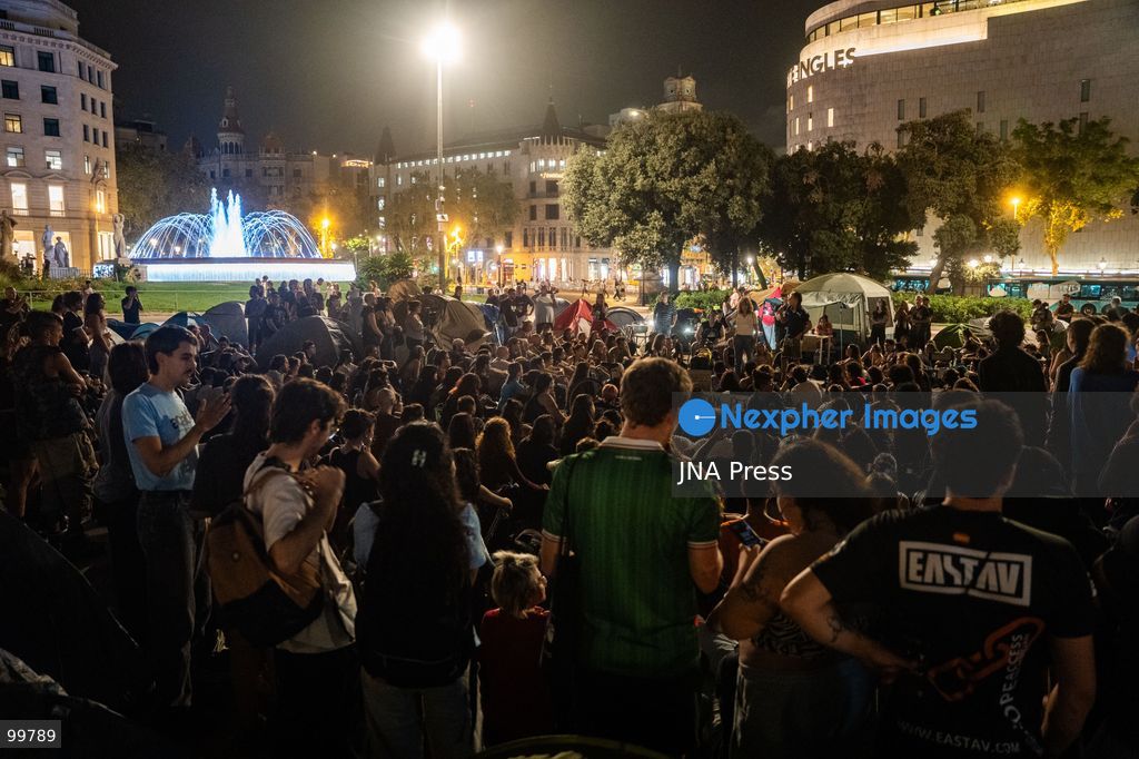 BARCELONA, SPAIN, SEPTEMBER 30, 2026: Housing activists gather for a second consecutive night at a protest encampment in Placa de Catalunya in central Barcelona, setting up tents and displaying placards calling for housing reform and stronger protections against evictions. Protesters continued to demand measures promoted by housing groups under the name “Decreto Maricarmen,” as the encampment remained in place following the Spanish government’s approval of new housing measures. Photo by Marc Asensio/ JNA Press (Photo by Marc Asensio Clupes/JNA Press via Nexpher Images)